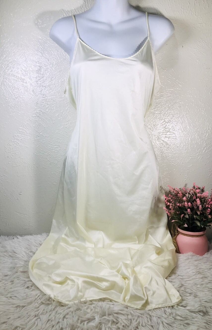 Vintage 1980s Vanity Fair Satin Feel Shiny Long Strappy Nightgown Sz 36-32 Ivory